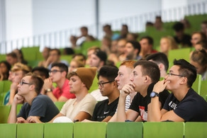 Students sitting in a lecture in the lecture hall.