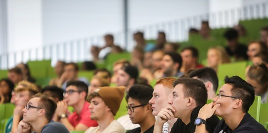 Studierende sitzen in einer Vorlesung im Hörsaal.